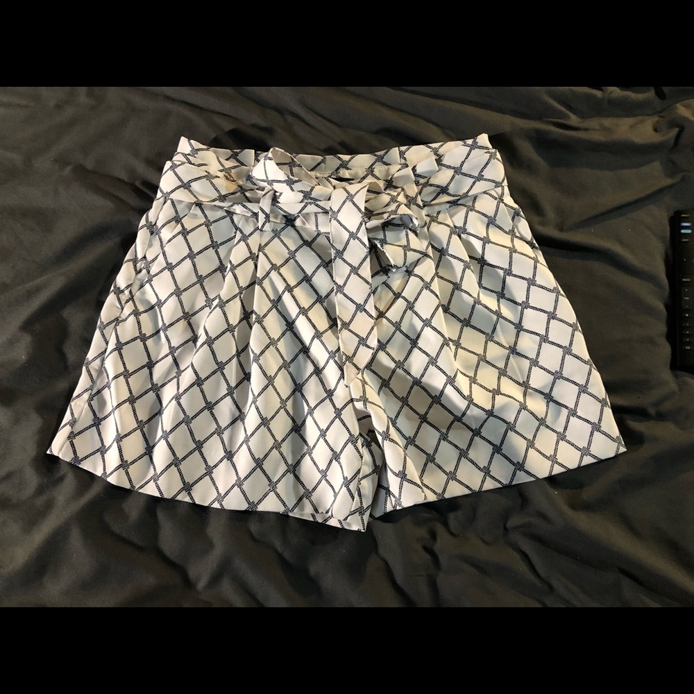 Banana Republic white and Navy business casual shorts. Women’s 0